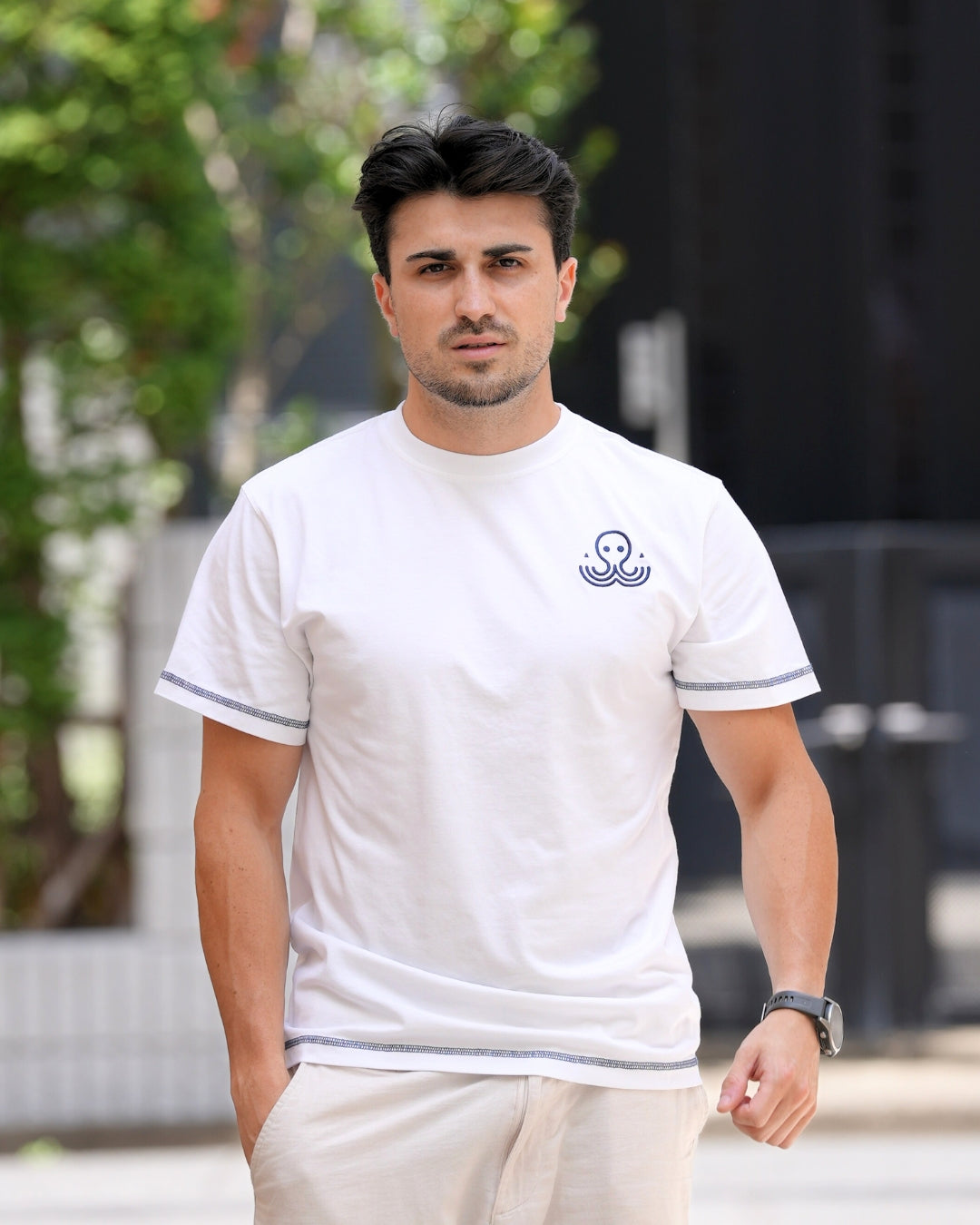 Léo d'Ici Japon Corp, portant le T-shirt Yukata blanc de Tous Imparfaits, pris de face