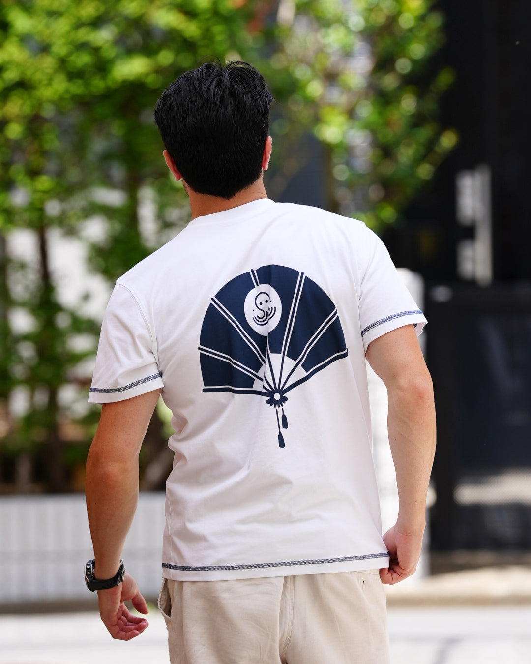 Léo d'Ici Japon Corp, portant le T-shirt Yukata blanc de Tous Imparfaits, pris de dos