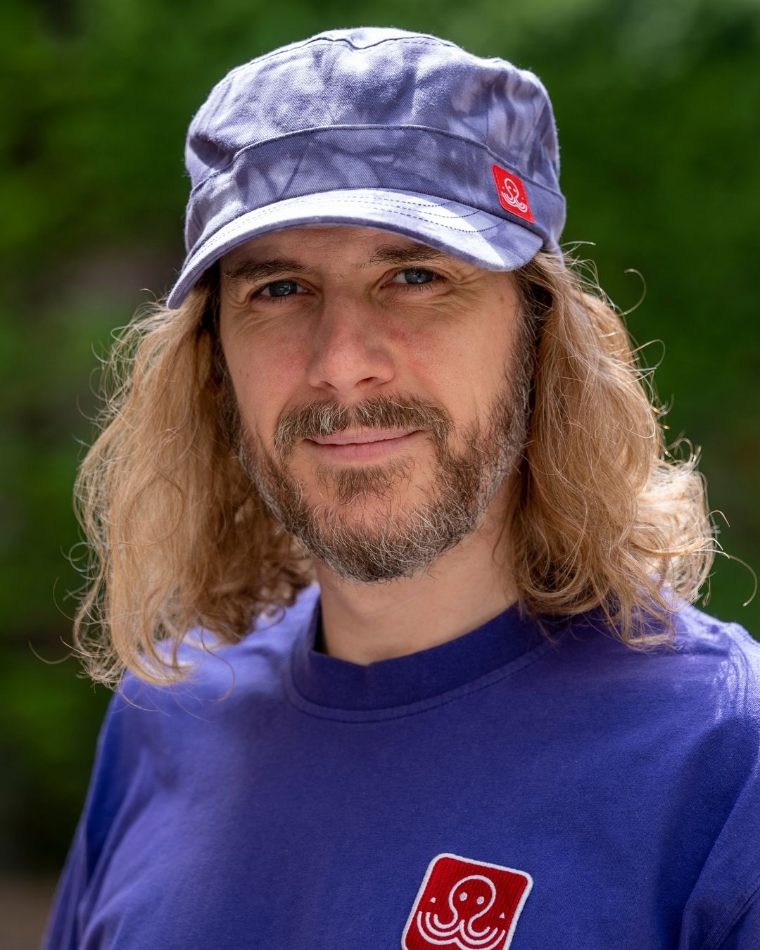 Casquette tie and dye bleu porté par Tev Ici Japon