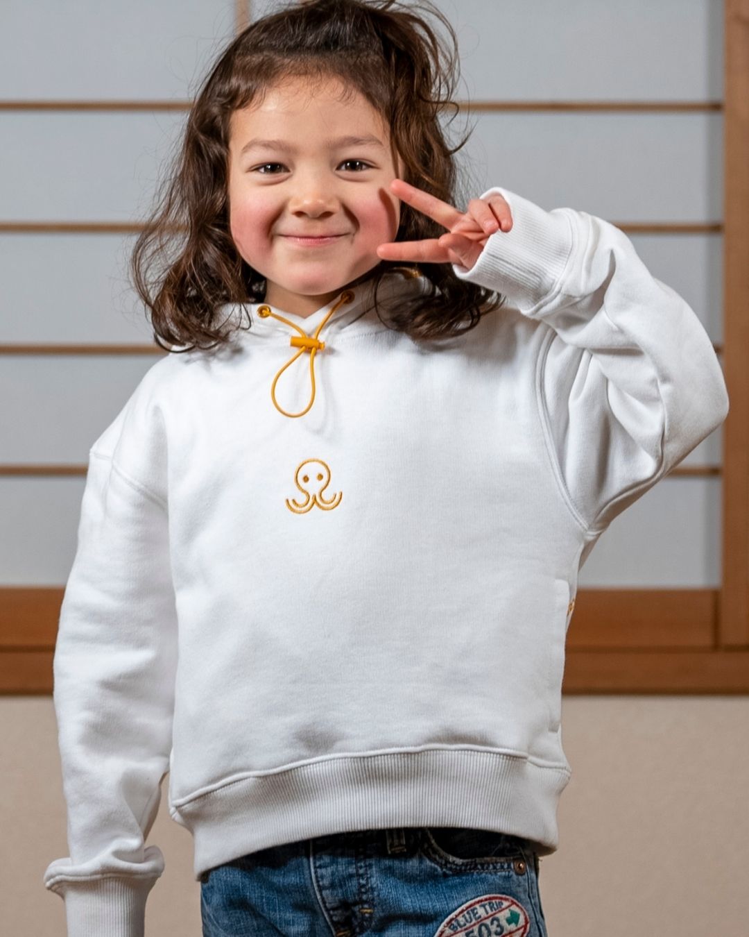Hoodie enfant blanc et ocre de la marque Tous Parfaits