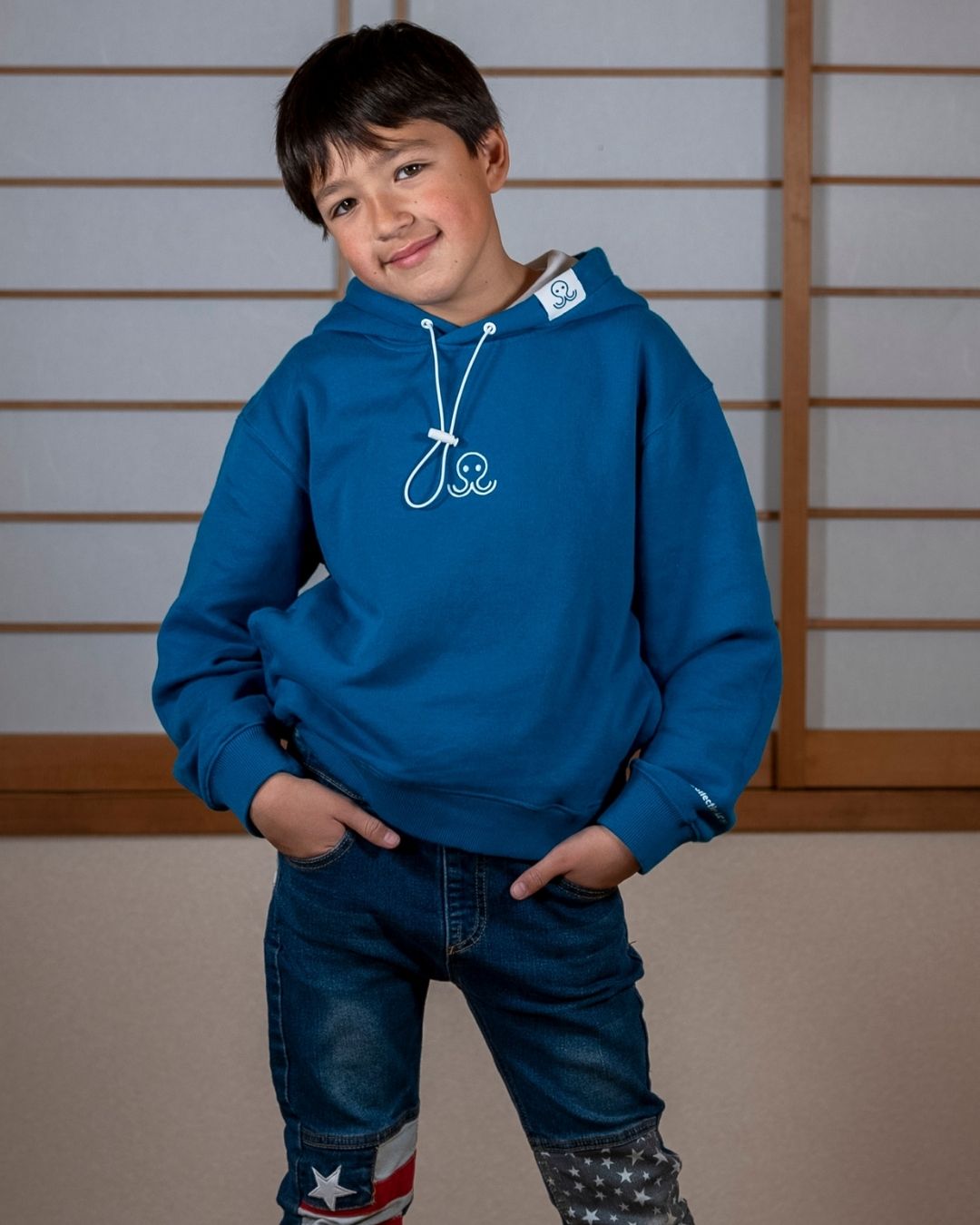 Hoodie enfant bleu et banc, de la marque Tous Parfaits