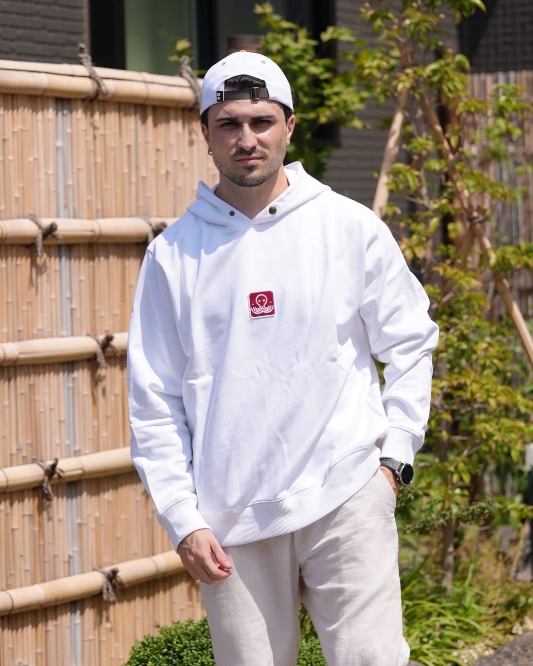 Le hoodie blanc Basics de Tous Imparfaits porté par Léo d'Ici Japon Corp