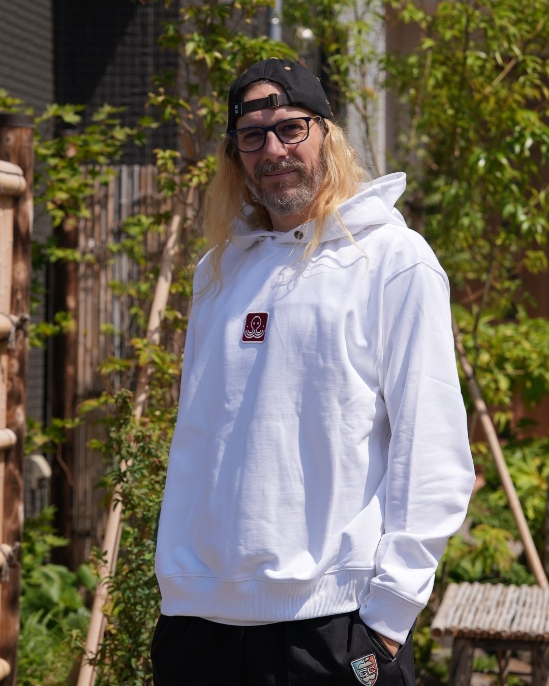 Le hoodie blanc Basics de Tous Imparfaits, porté par Tev Ici Japon