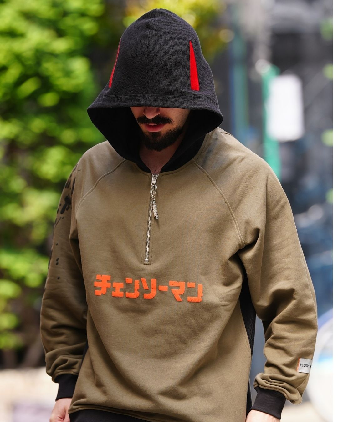 Hoodie Power kaki avec la capuche, pris de face