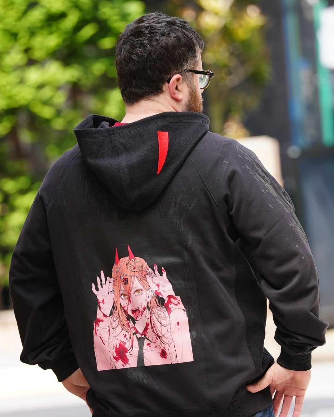 Hoodie Power noir pris de dos, montrant le motif en collaboration avec Crunchyroll