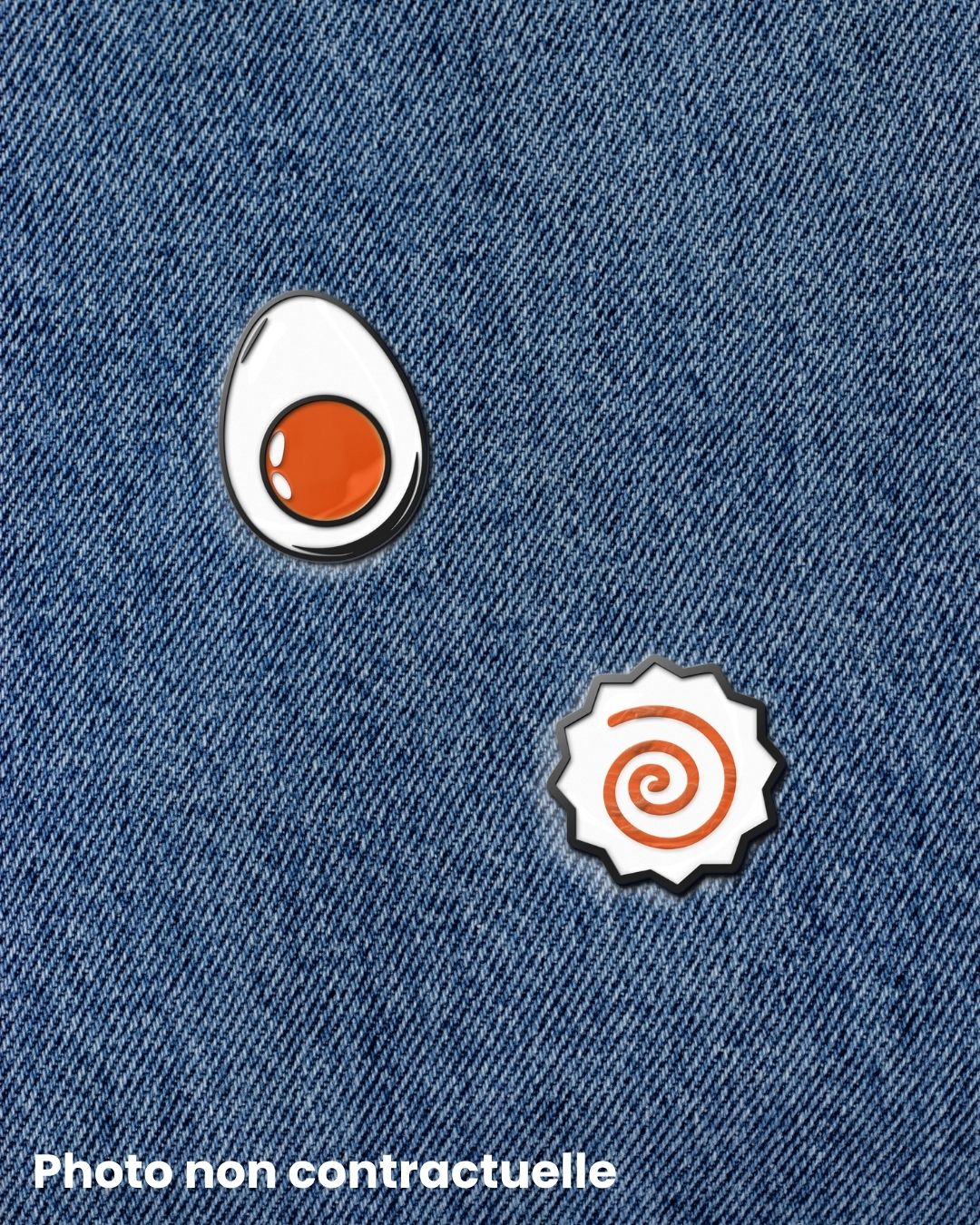 Pin's oeuf et ramen, posé sur un jean