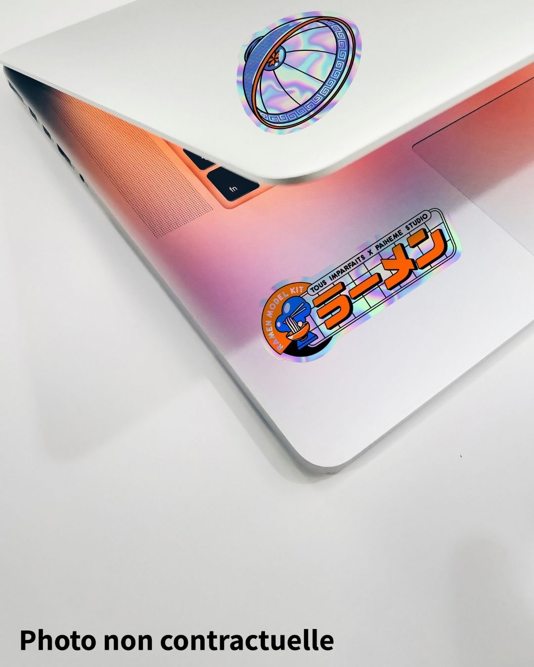 Ordinateur avec le sticker ramen, réalisé par Paiheme