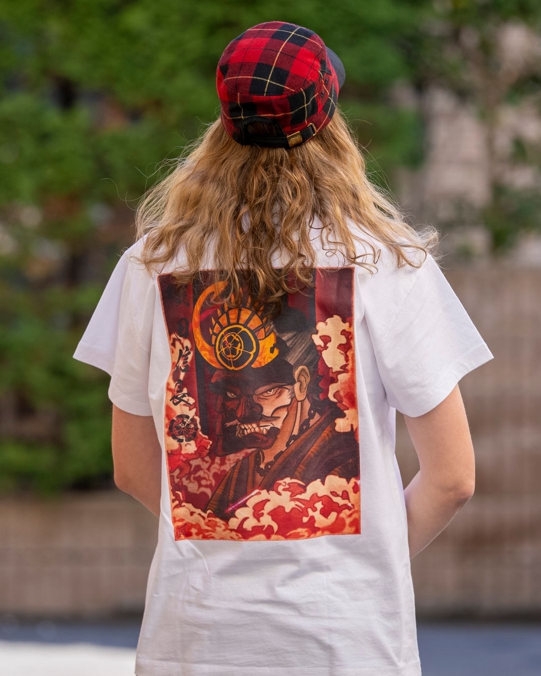 T-shirt Oda blanc de dos, porté par Tev, de la marque Tous Imparfaits