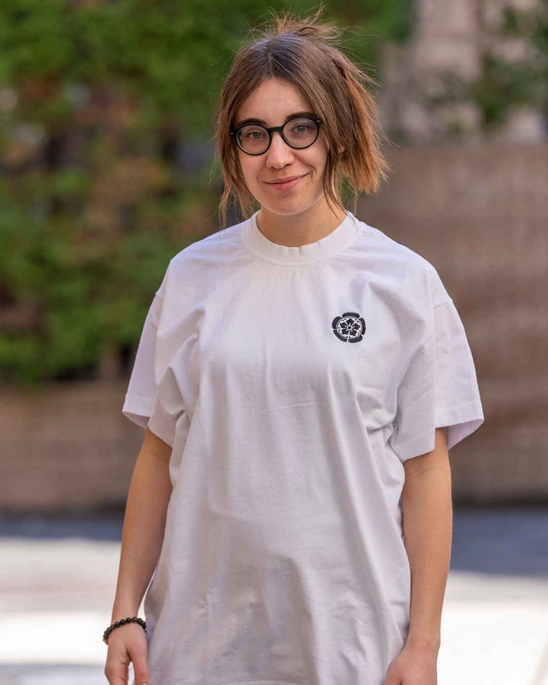 T-shirt Oda blanc de face, porté par Eva, de la marque Tous Imparfaits