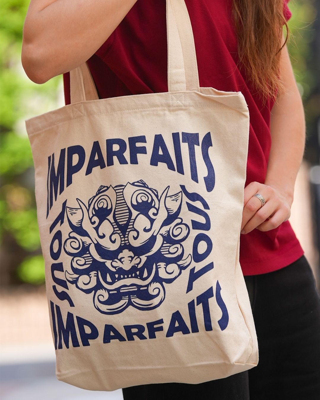 Gros plan du tote bag Komainu de Tous Imparfaits