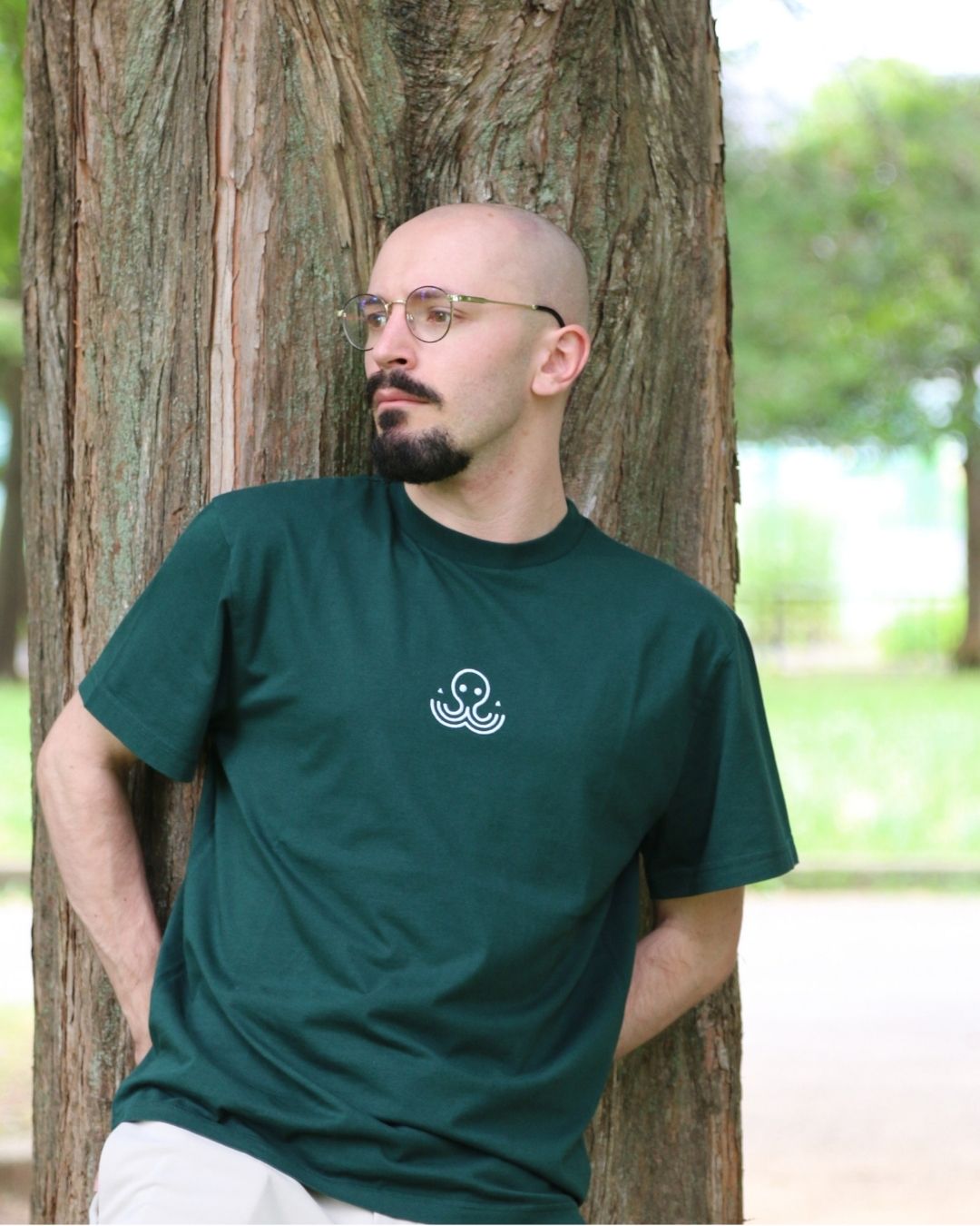 T-shirt IJC Basic vert, porté par Théo, de face, appuyé à un arbre