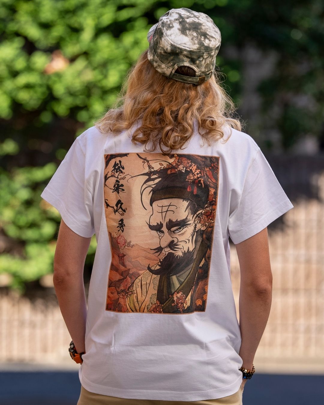 T-shirt Matsunaga de dos, présentant le visuel de dos