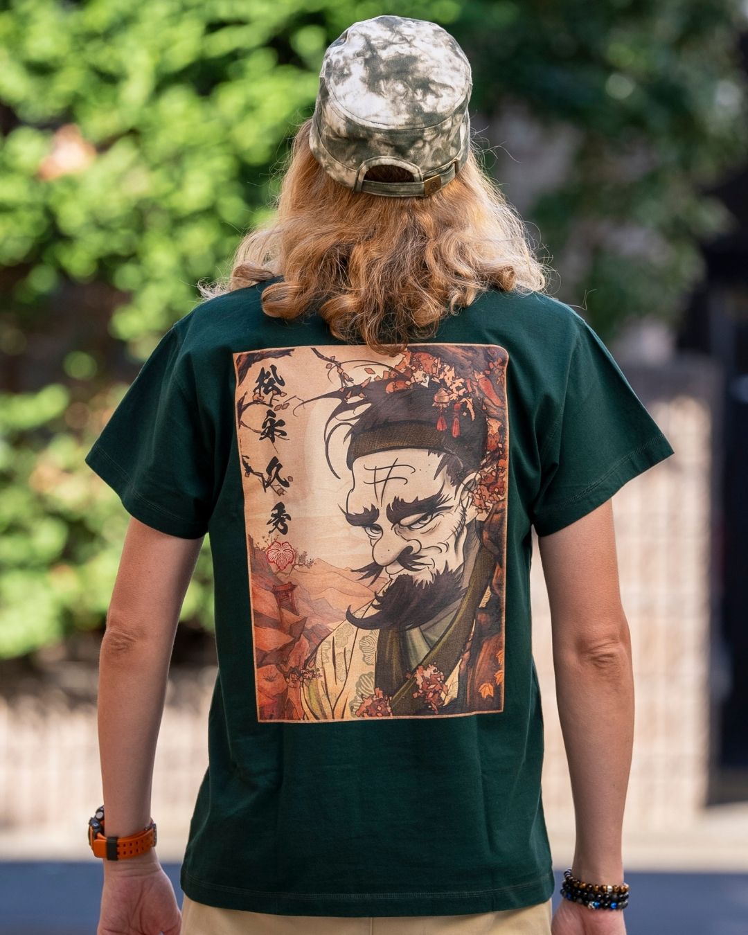 T-shirt Matsunaga vert, porté par Tev Ici Japon, avec le visuel au dos