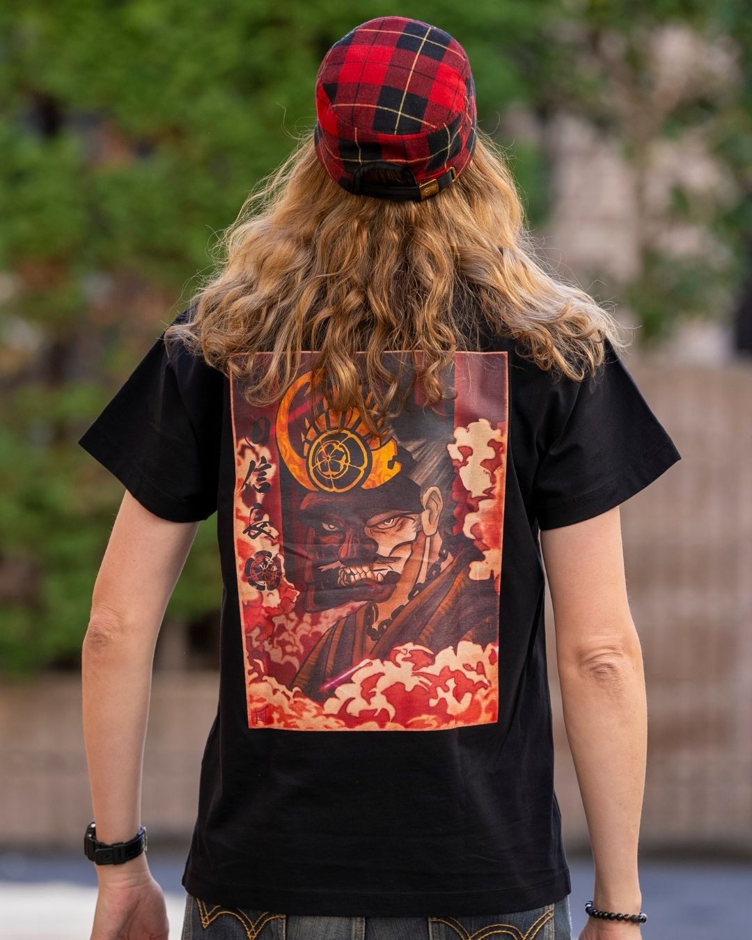 T-shirt Oda noir montrant le visuel de dos