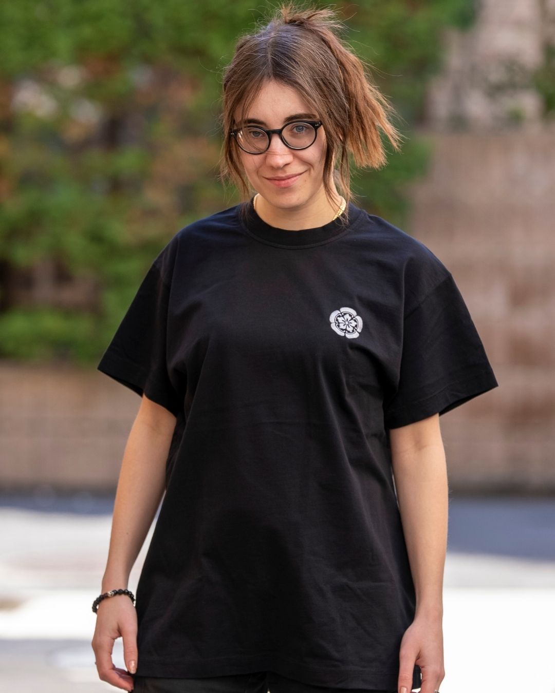 T-shirt Oda noir , porté par un modèle féminin