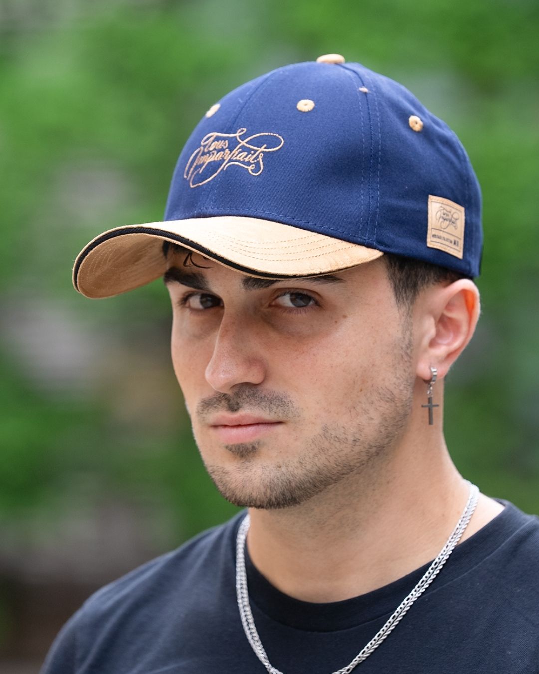 Casquette Tous Imparfaits navy blue porté par Léo, prise de face