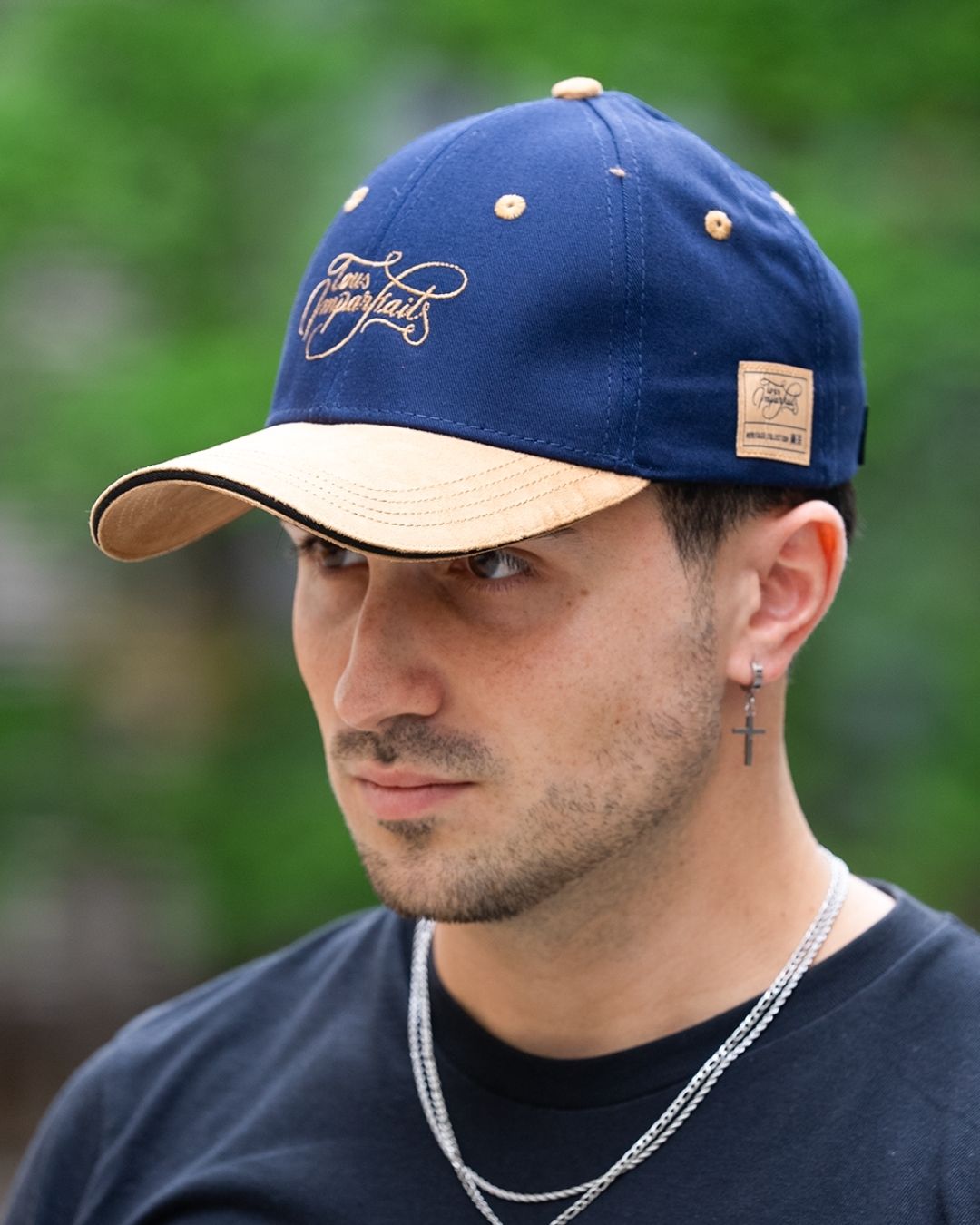 Casquette Tous Imparfaits navy blue porté par Léo, prise légèrement de profil