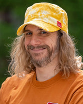 Casquette tie and dye jaune porté par Tev Ici Japon