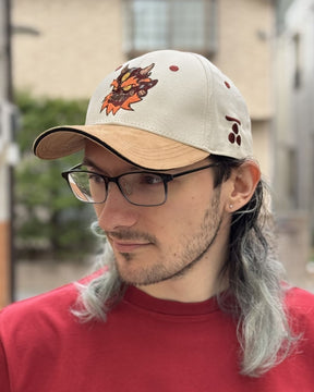 Casquette beige porté par Timoté, en extérieur, de face, côté gauche