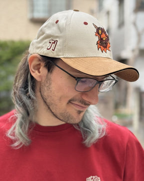 Casquette beige porté par Timoté, en extérieur, de face, côté droit