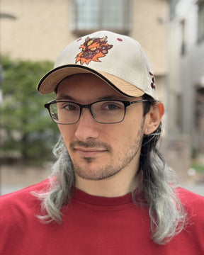 Casquette beige porté par Timoté, en extérieur, de face