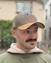 Casquette kaki porté par Théo, en extérieur, de face