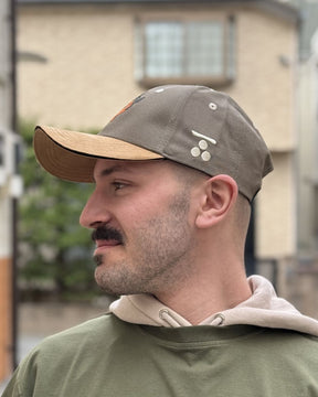 Casquette kaki porté par Théo, en extérieur, de profil