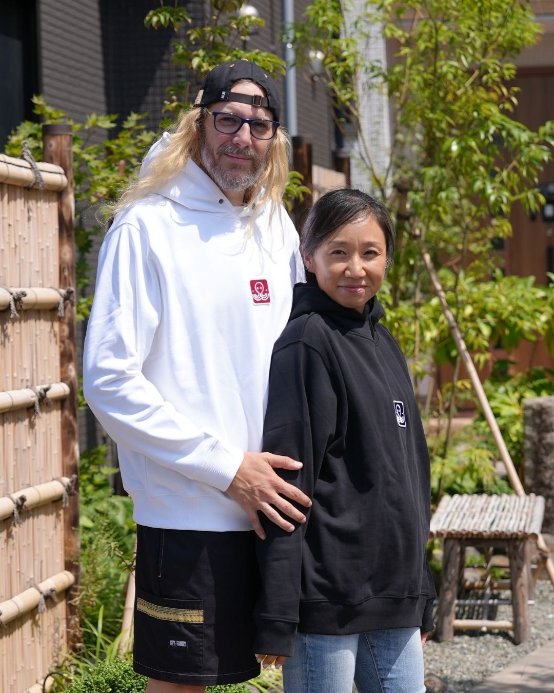 Le hoodie blanc Basics et le hoodie noir Basics de Tous Imparfaits
