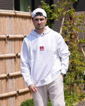 Le hoodie blanc Basics de Tous Imparfaits porté par Léo d'Ici Japon Corp