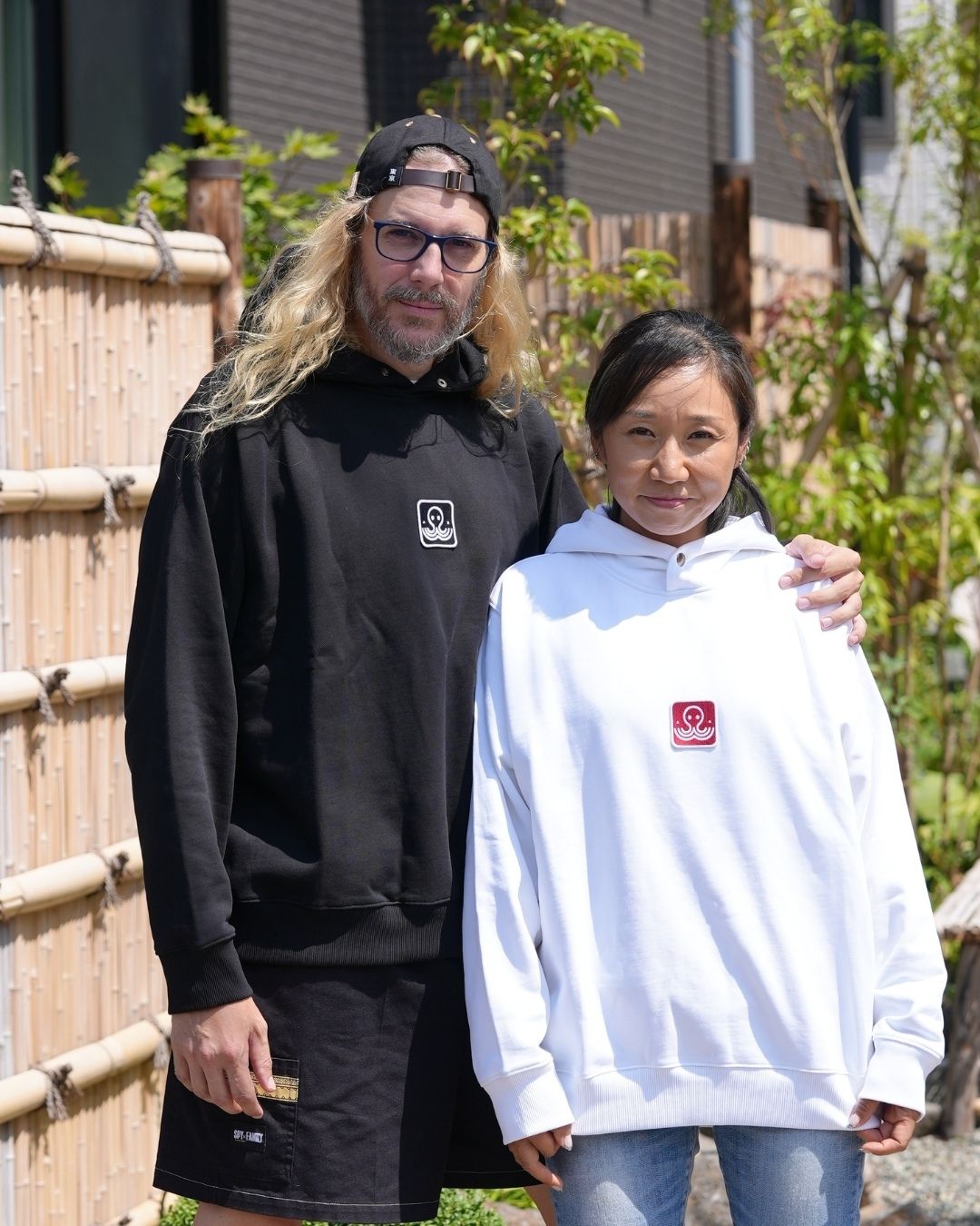 Le hoodie noir Basics et le hoodie blanc Basics de la marque Tous Imparfaits