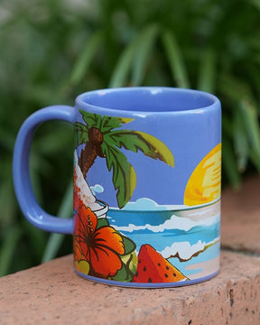 Mug bleu au motif estival, posé sur le rebord d'un mur, côté gauche