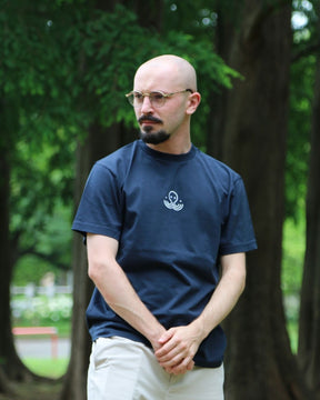 T-shirt bleu Basics, porté par un homme en extérieur