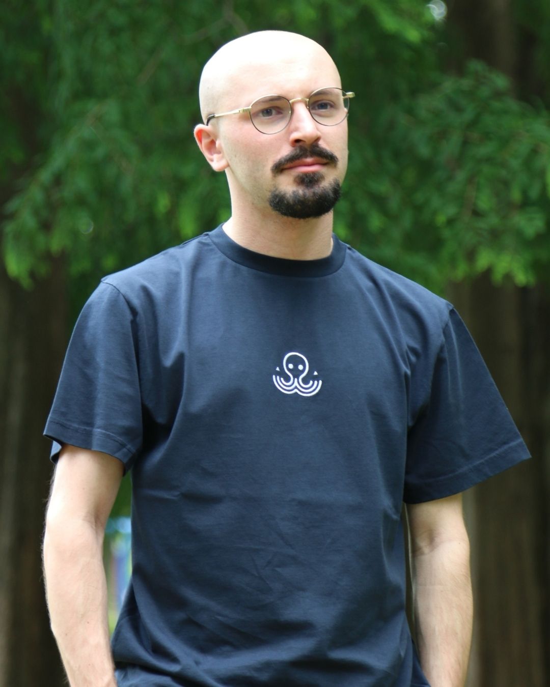 Photo présentant en conditions réelles porté le t-shirt bleu Basics