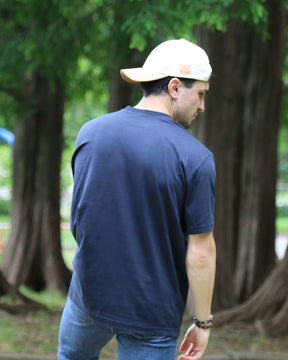 Léo de dos, portant le t-shirt bleu Basics