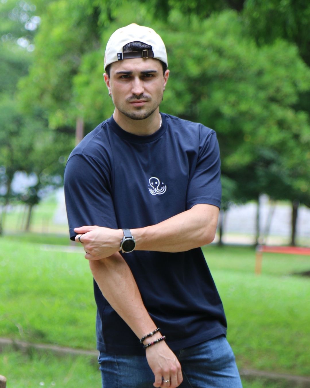 Léo de face portant le t-shirt bleu Basics de Tous Imparfaits