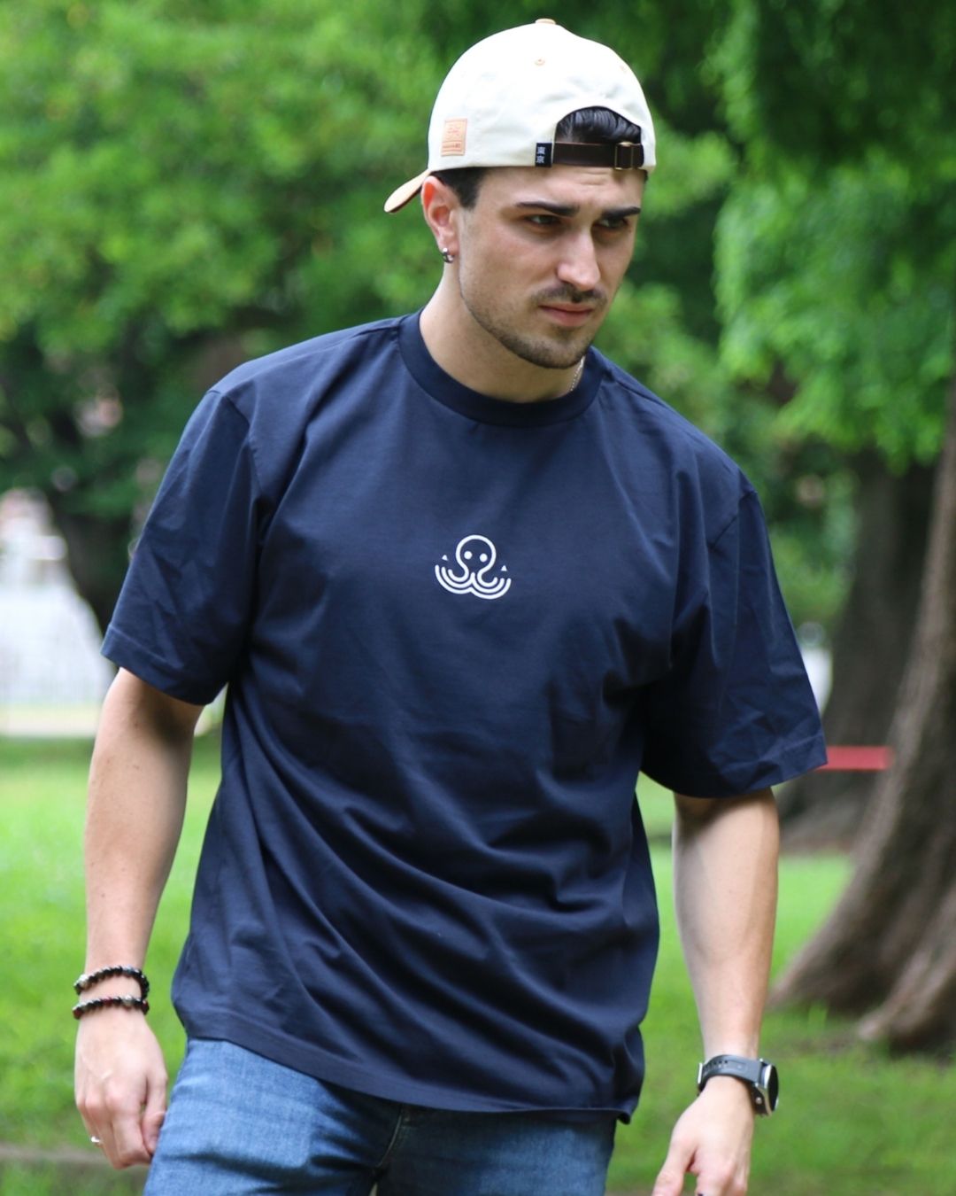 Mise en situation du t-shirt bleu Basic de Tous Imparfaits