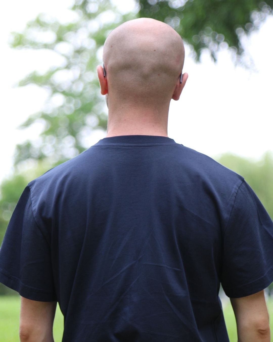 Théo de dos portant le t-shirt bleu Basics de Tous Imparfaits
