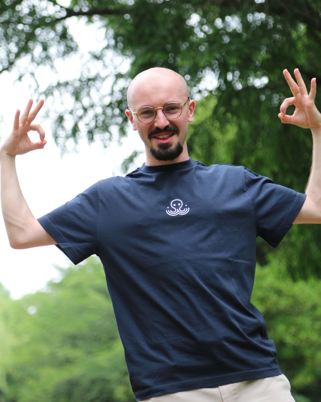 Théo posant de face avec le t-shirt bleu Basics de Tous Imparfaits