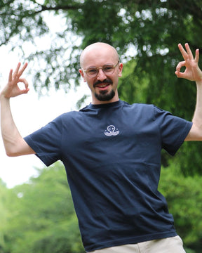 Théo posant de face avec le t-shirt bleu Basics de Tous Imparfaits