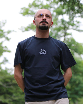 T-shirt bleu Basics vue de face, en extérieur