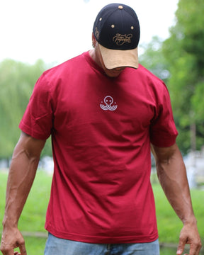 T-shirt IJC basic rouge, porté par JC