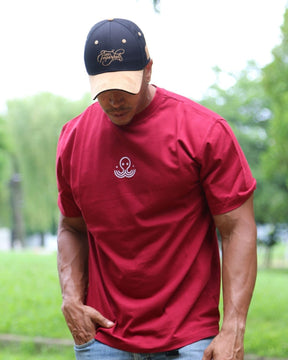T-shirt IJC basic rouge, porté par JC dans un parc