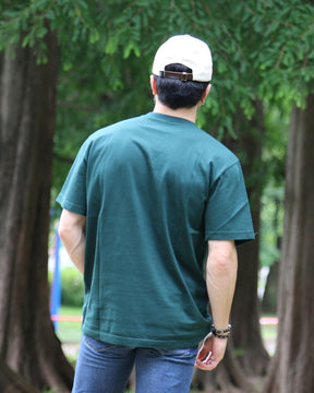 T-shirt IJC Basic vert, porté par Léo, de dos, en extérieur