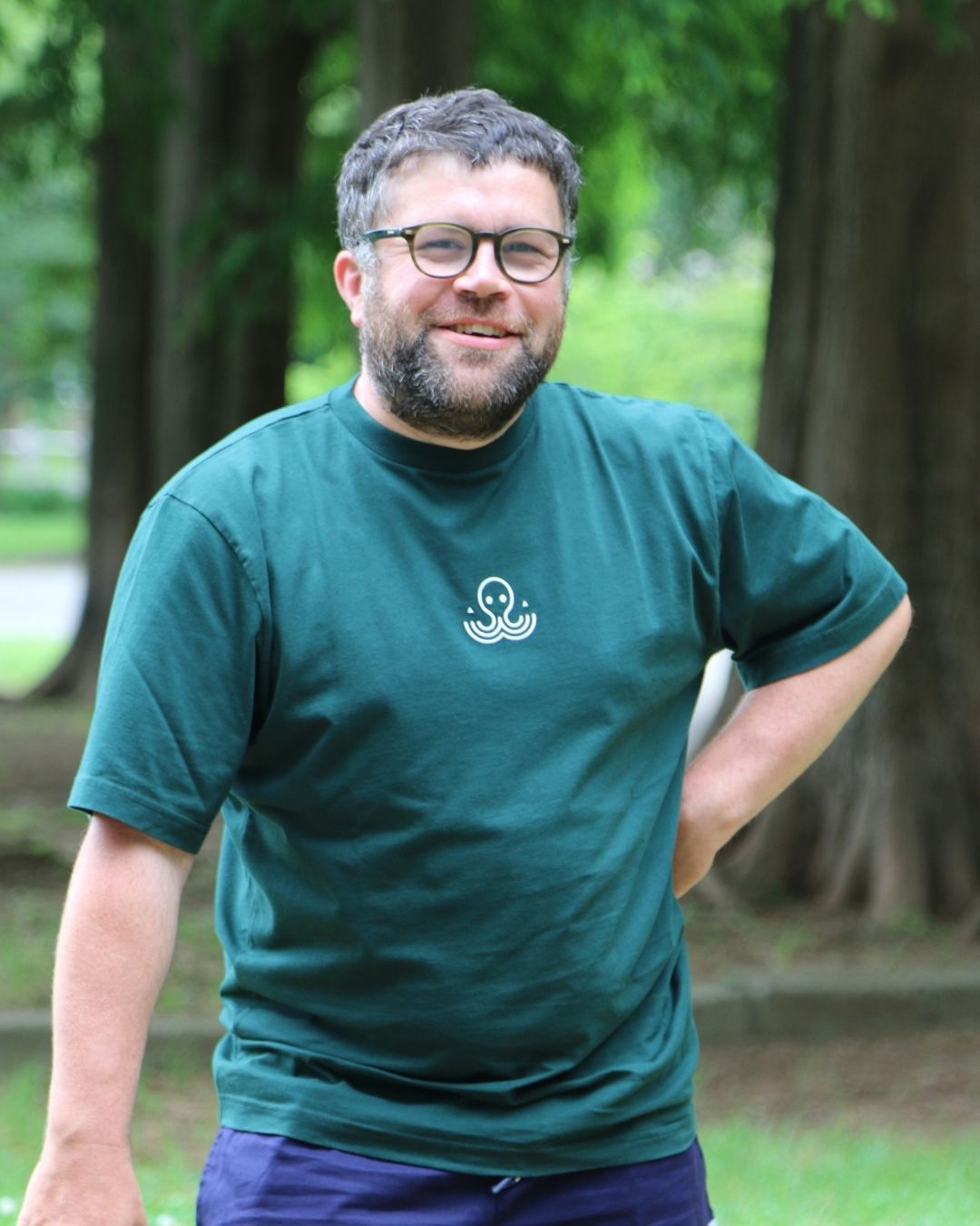 T-shirt IJC Basic vert, porté par Jérémie, de face, en extérieur
