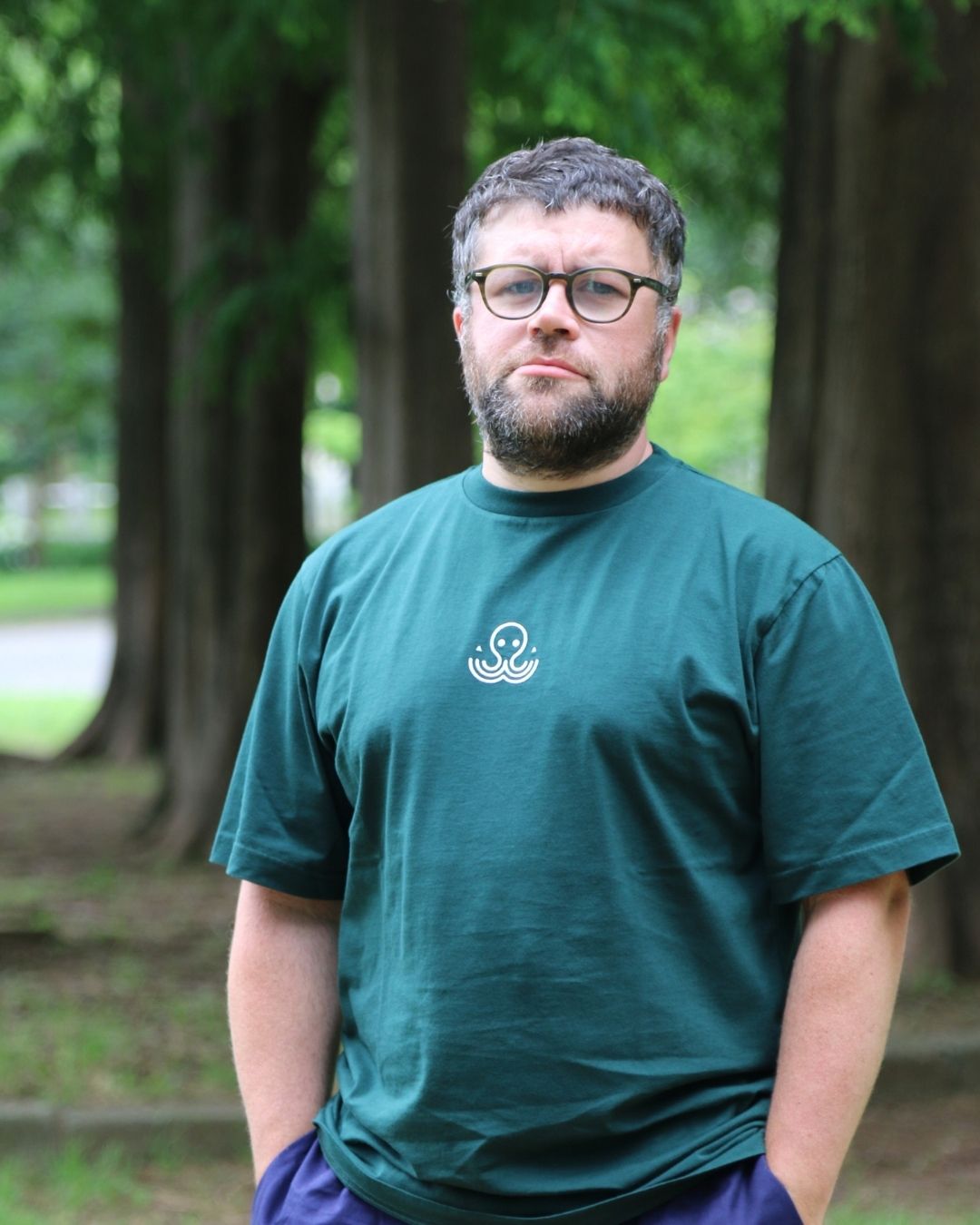 T-shirt Ici Japon basic vert, porté par Jérémie, vue de l'avant