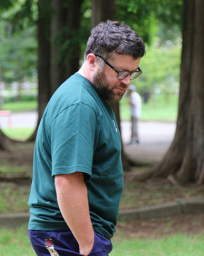 T-shirt IJC Basic vert, porté par Jérémie, de profil