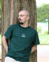 T-shirt IJC Basic vert, porté par Théo, de face, appuyé à un arbre