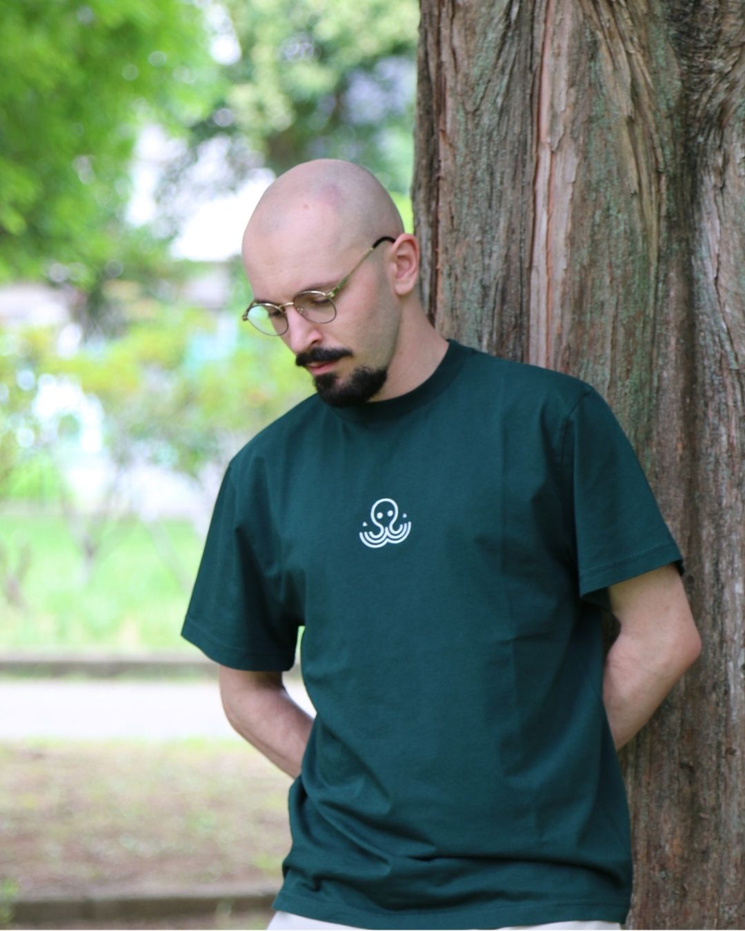 T-shirt IJC Basic vert, porté par Théo, de face, en extérieur