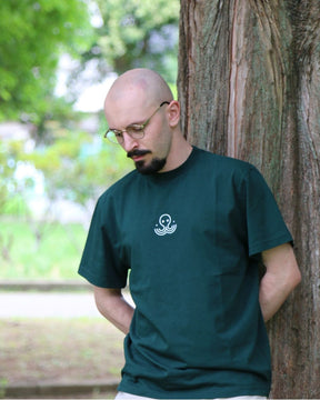 T-shirt IJC Basic vert, porté par Théo, de face, en extérieur