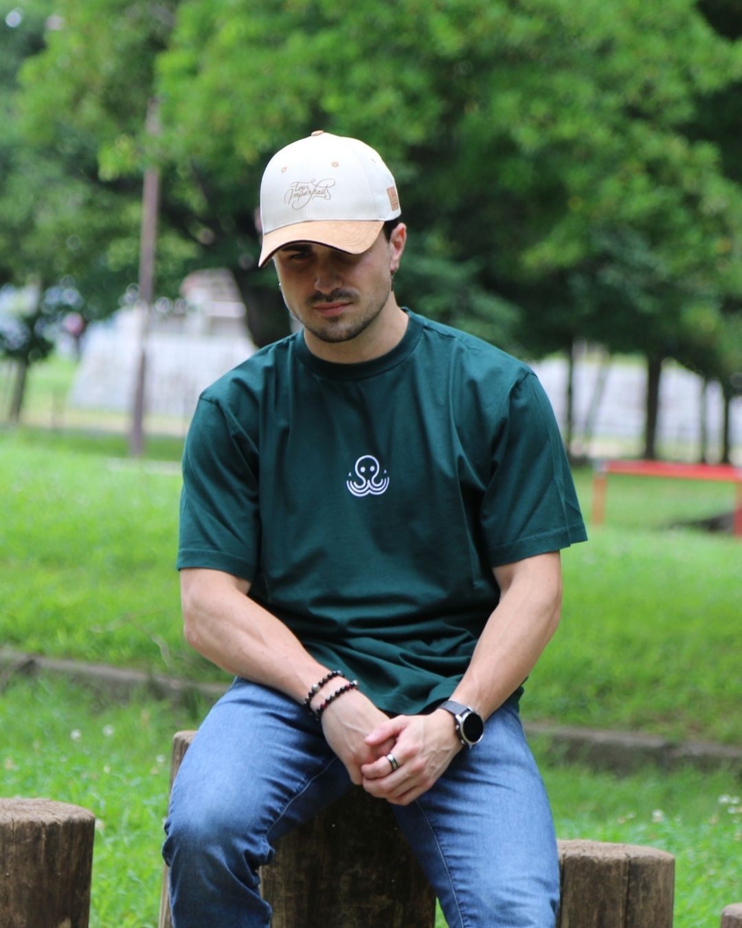 T-shirt IJC Basic vert, porté par Léo, de face, avec la casquette Tous Imparfaits